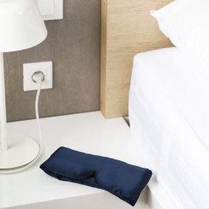 Deep Sleep Mask Yöpöydällä Makuuhuoneessa