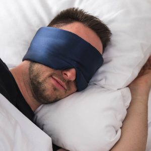 Mies Nukkuu Rauhallisesti Deep Sleep Maskin Kanssa
