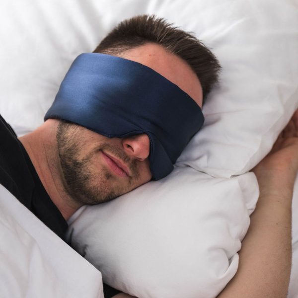 Mies Nukkuu Rauhallisesti Deep Sleep Maskin Kanssa