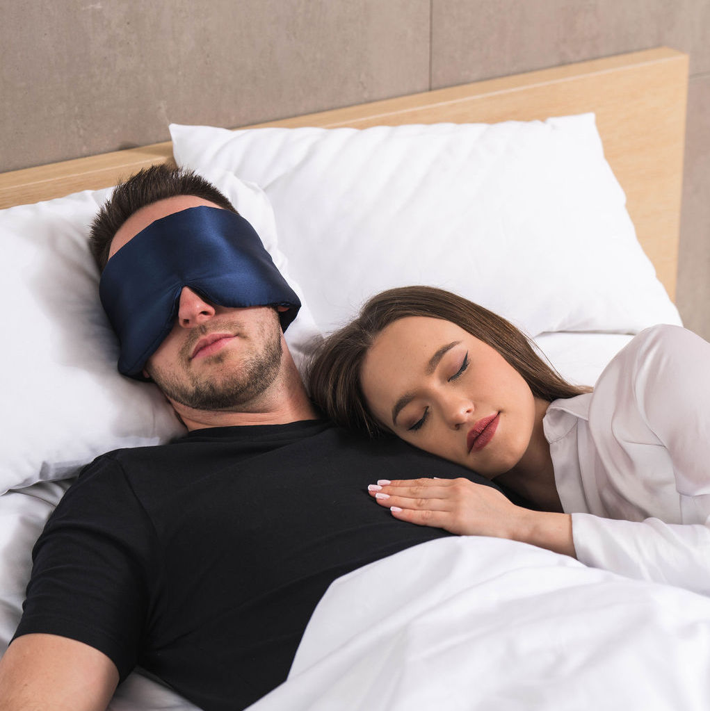 Mies ja Nainen Rauhallisesti Nukkumassa Deep Sleep Maskin Kanssa